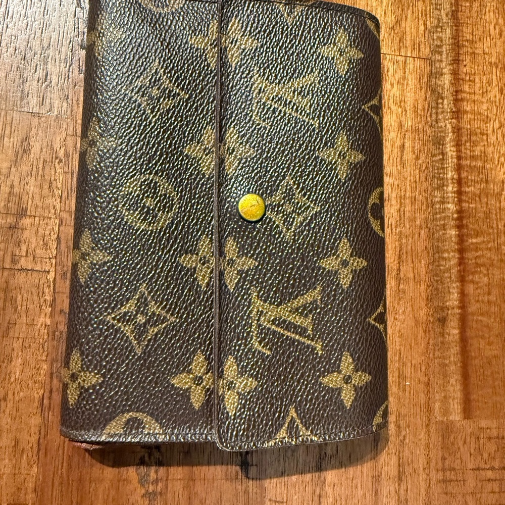 EUC Authentic Louis Vuitton Brown and Gold Monogram Wallet - Picture 17 of 17